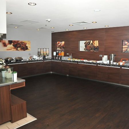 Hotel Ramada Piteşti Exteriör bild