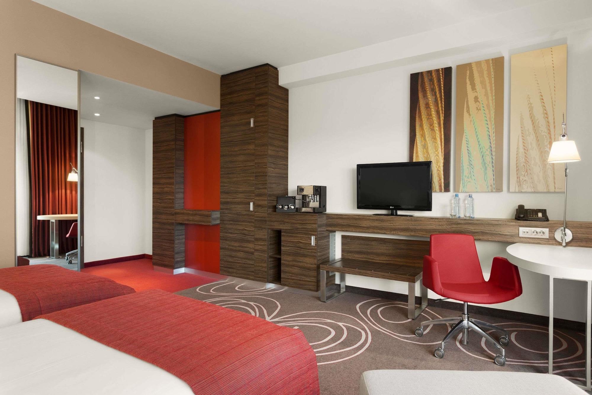 Hotel Ramada Piteşti Exteriör bild