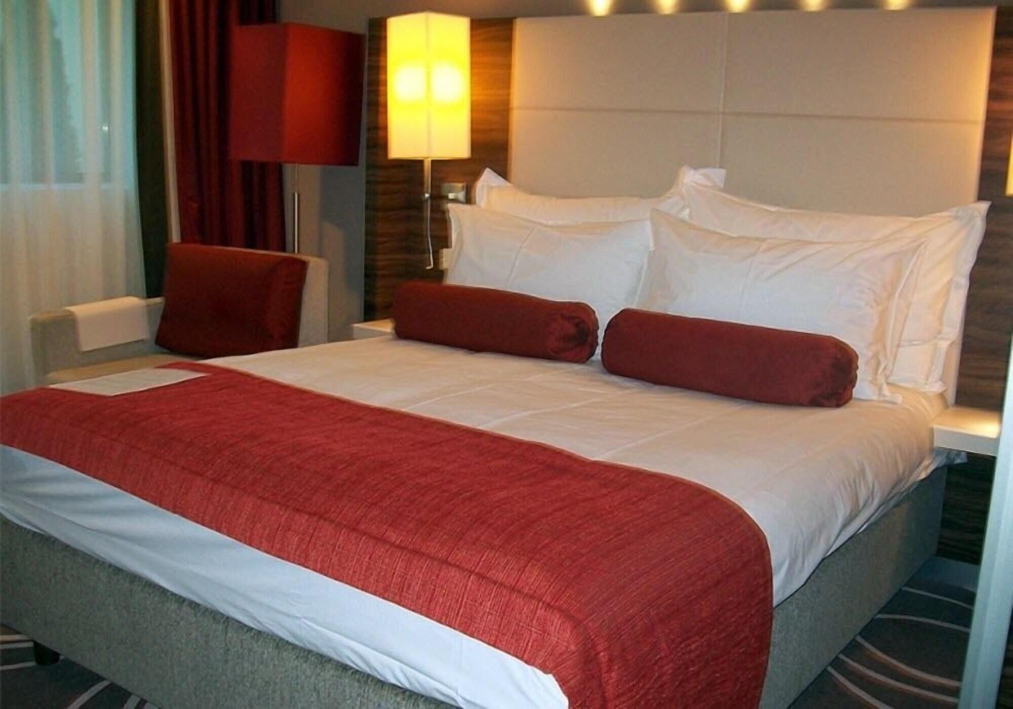 Hotel Ramada Piteşti Exteriör bild