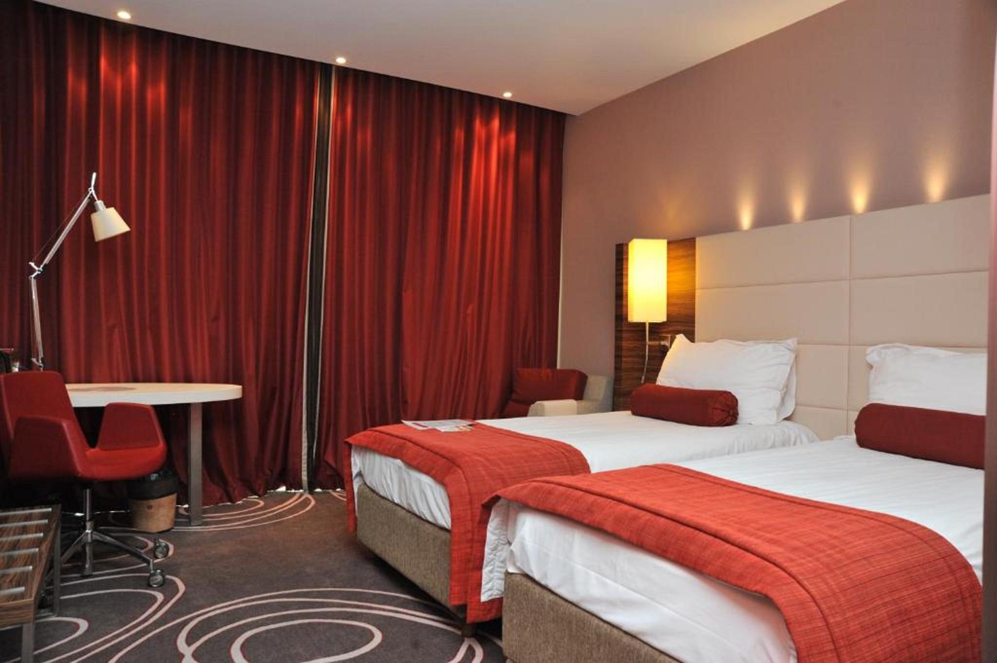 Hotel Ramada Piteşti Exteriör bild