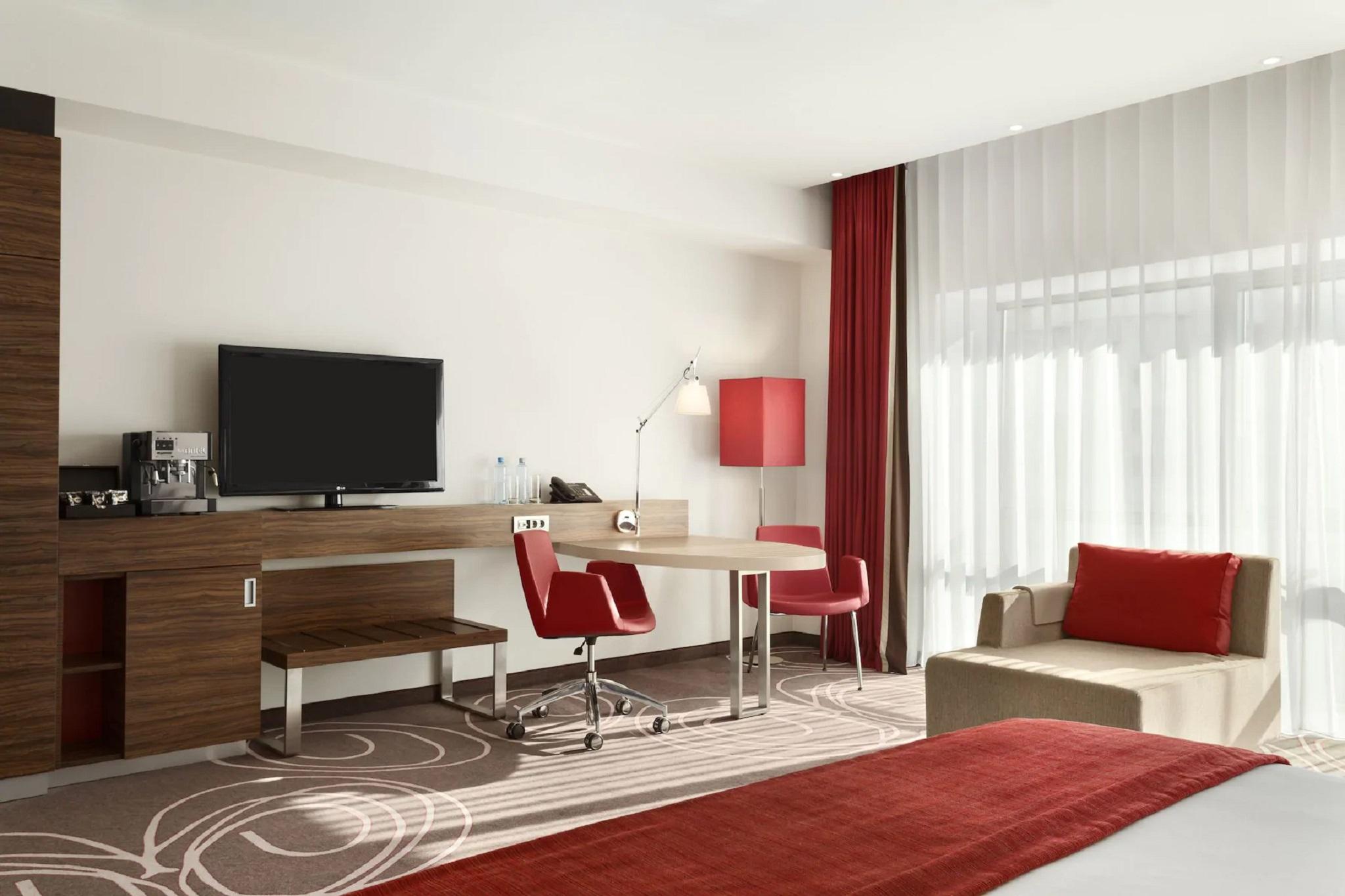 Hotel Ramada Piteşti Exteriör bild