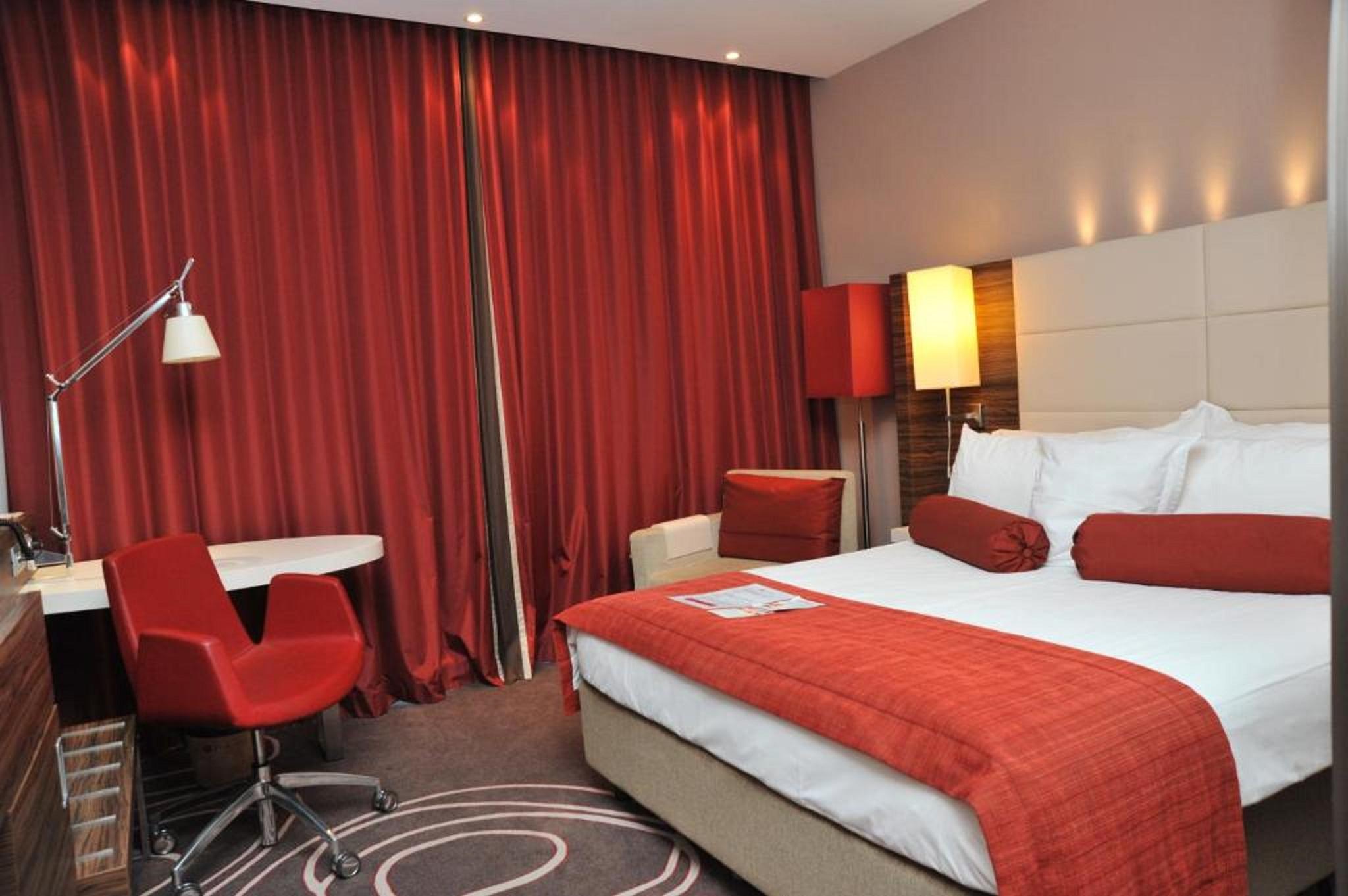 Hotel Ramada Piteşti Exteriör bild