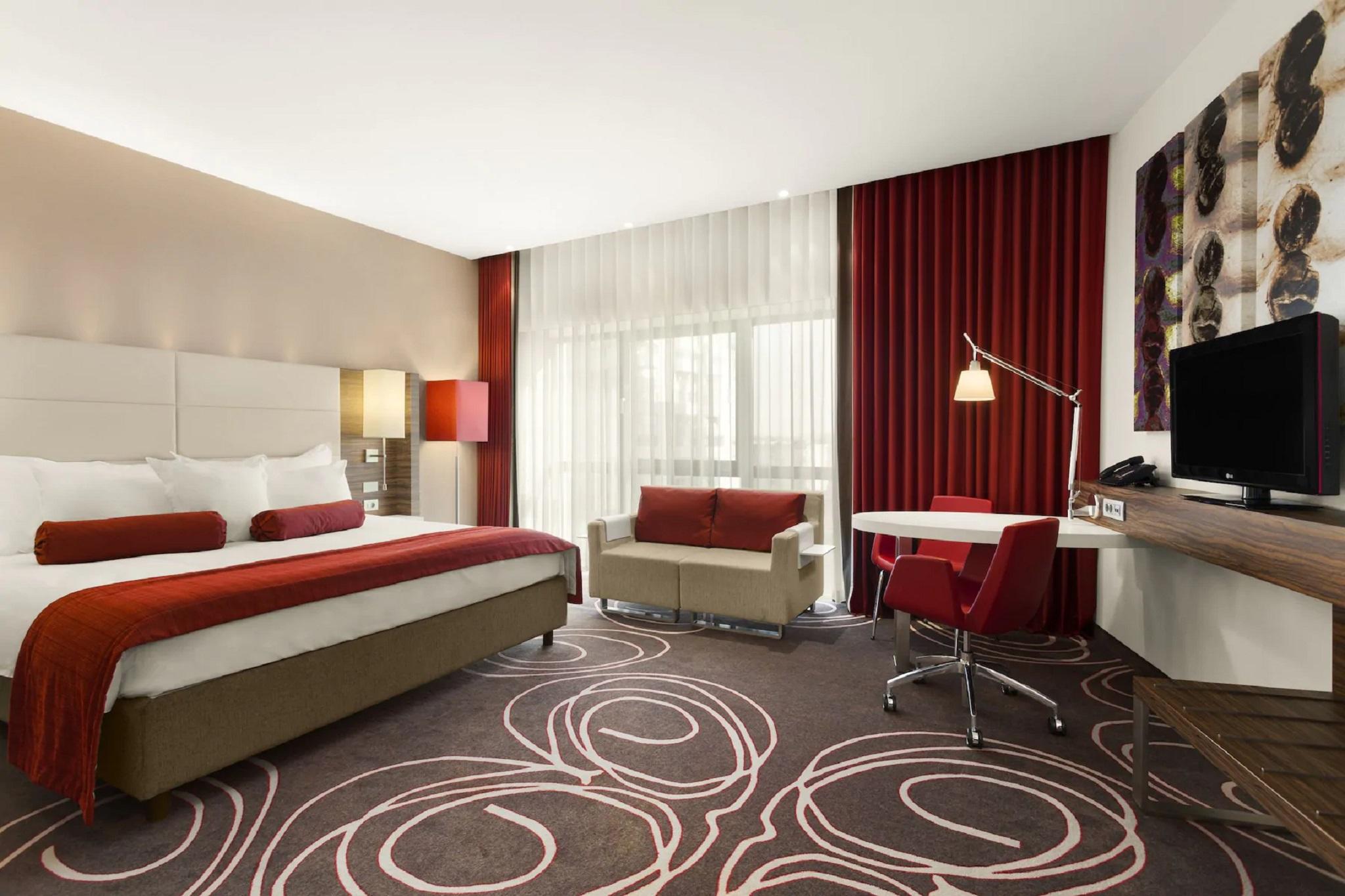 Hotel Ramada Piteşti Exteriör bild