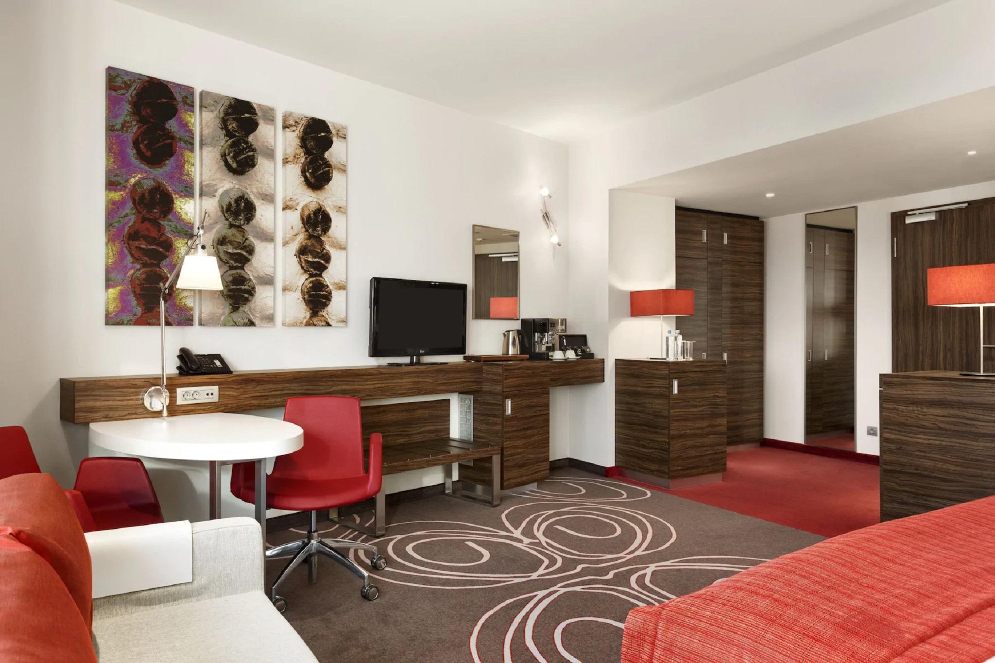 Hotel Ramada Piteşti Exteriör bild