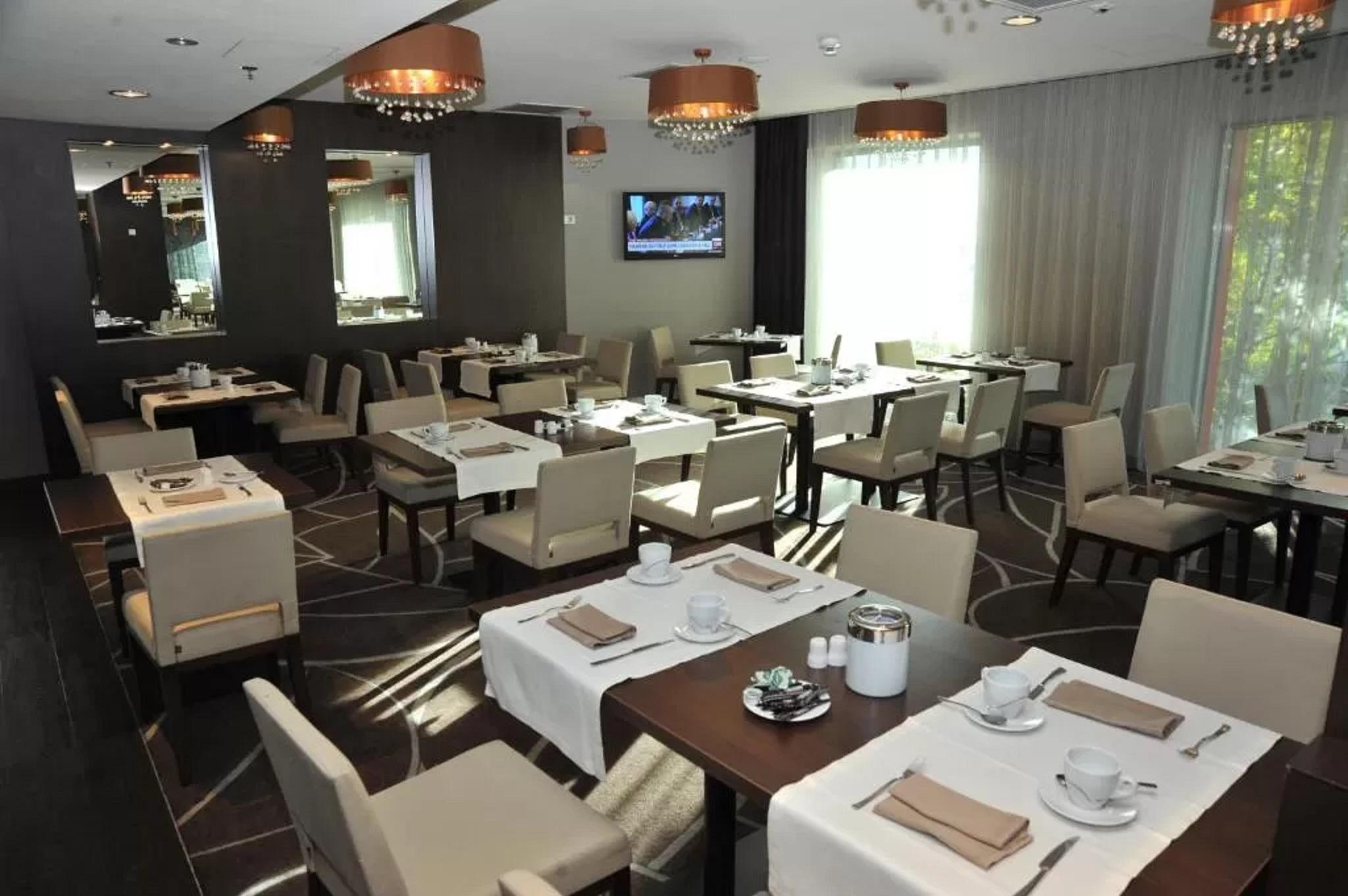 Hotel Ramada Piteşti Exteriör bild