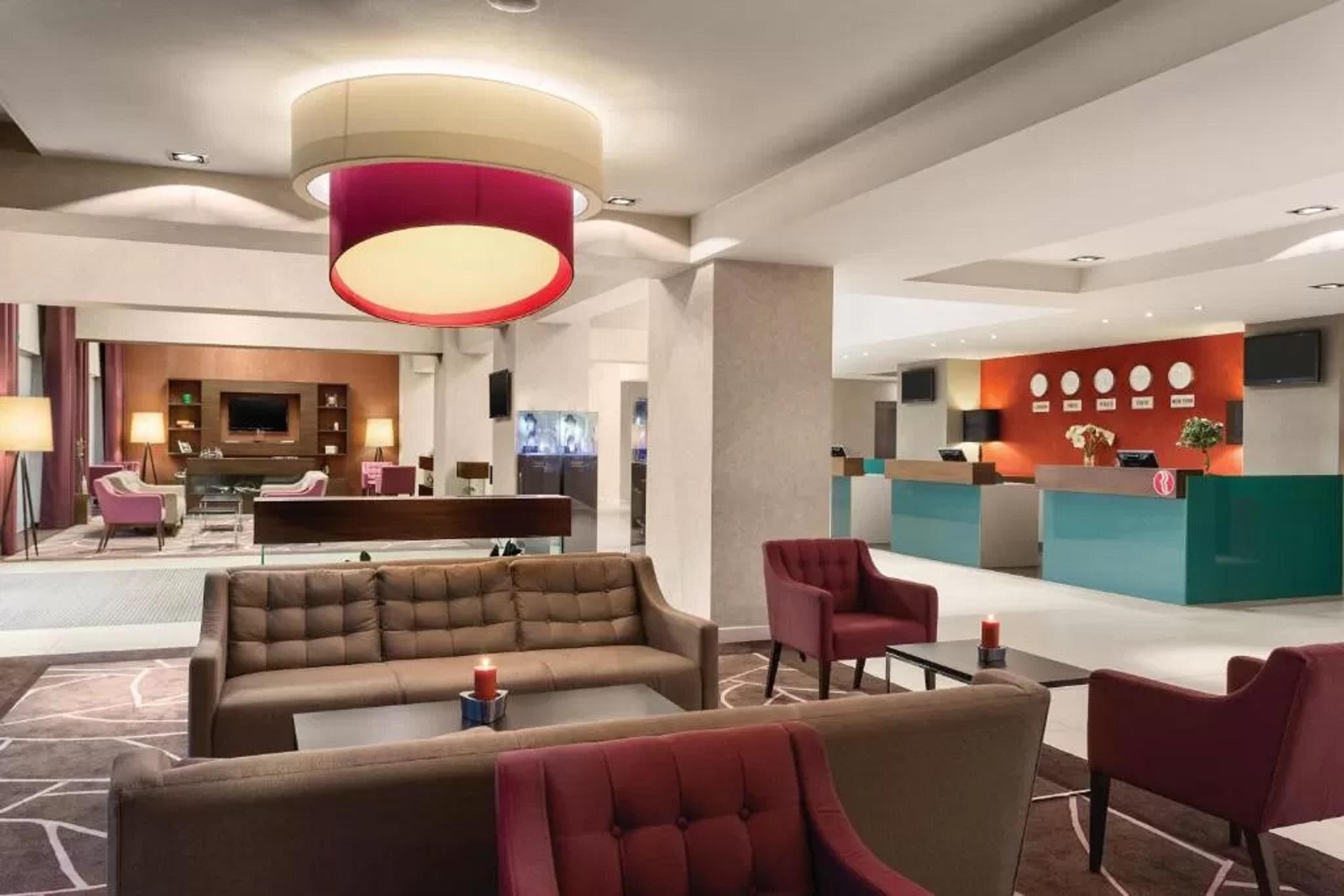 Hotel Ramada Piteşti Exteriör bild