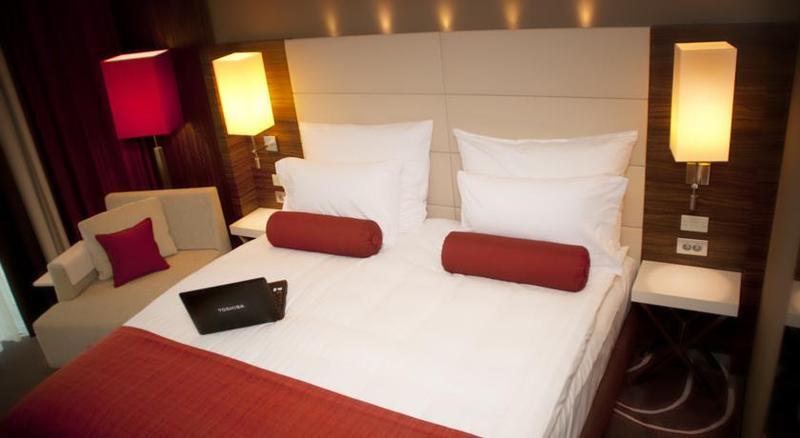 Hotel Ramada Piteşti Exteriör bild