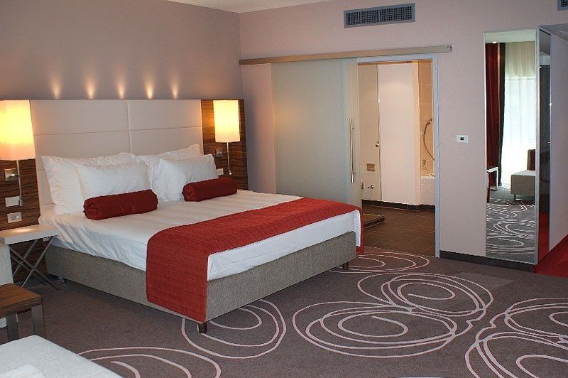 Hotel Ramada Piteşti Exteriör bild