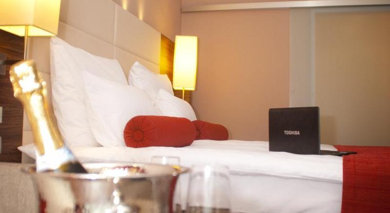 Hotel Ramada Piteşti Exteriör bild