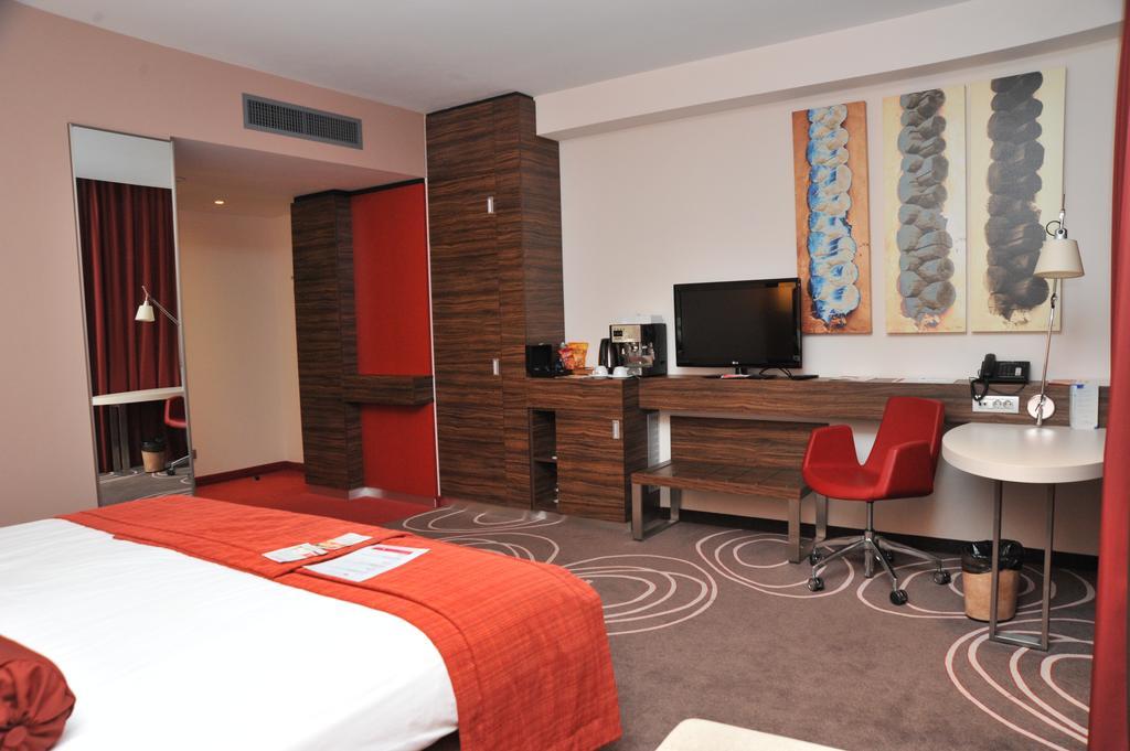 Hotel Ramada Piteşti Exteriör bild