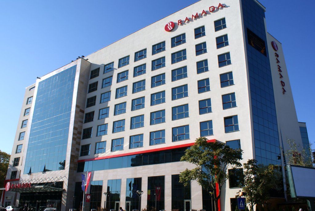 Hotel Ramada Piteşti Exteriör bild