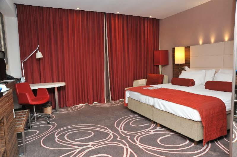 Hotel Ramada Piteşti Exteriör bild
