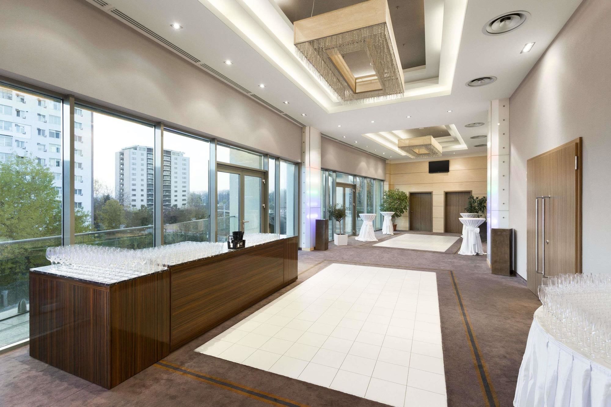 Hotel Ramada Piteşti Exteriör bild