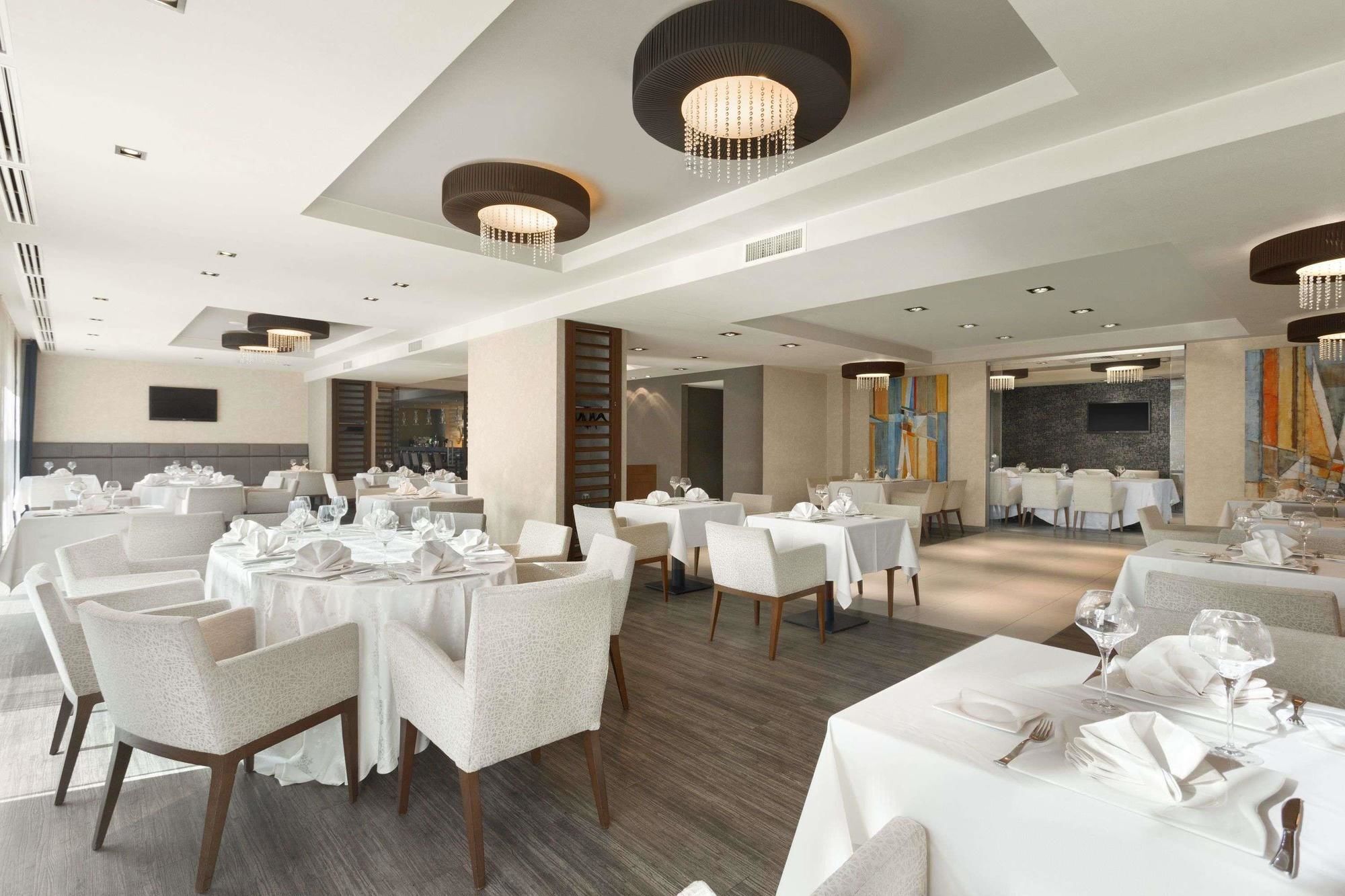 Hotel Ramada Piteşti Exteriör bild